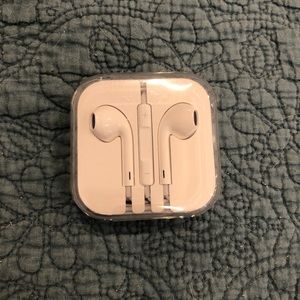 Apple Headphones with AUX Plugin